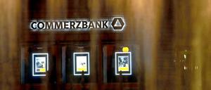 An den Börsen werden Commerzbank zum Zockerpapier. Ohne eine Zusammenlegung von zehn alten zu einer neuen Aktie wäre sie ein Pennystock.