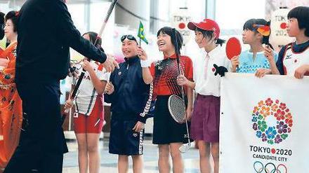 Gastfreundschaft auf Japanisch. Kinder begrüßen den Vorsitzenden der IOC-Evaluierungskommission. 