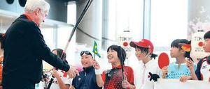 Gastfreundschaft auf Japanisch. Kinder begrüßen den Vorsitzenden der IOC-Evaluierungskommission.