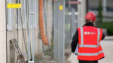 Eigentlich hätte der Flughafen längst in Betrieb sein sollen, doch die Eröffnung wurde mehrmals abgesagt. Die Arbeiten immerhin werden jetzt langsam wieder aufgenommen.