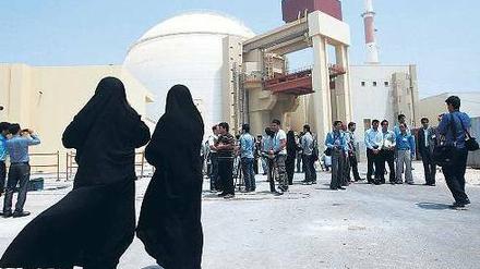 Gut bewacht. Wie hier in Buschehr legt Teheran großen Wert darauf, dass seine Atomanlagen vor neugierigen Blicken verborgen bleiben. Der Iran wird verdächtigt, heimlich Nuklearwaffen zu entwickeln. Foto: dpa