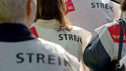 Drohender Warnstreik. Die Gewerkschaft Verdi ist mit dem Angebot der Flughafen-Betreibergesellschaften von Tegel und Schönefeld unzufrieden. Sie überlegt, mit Arbeitskampfmaßnahmen Druck zu machen.