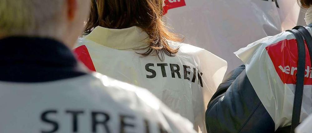 Drohender Warnstreik. Die Gewerkschaft Verdi ist mit dem Angebot der Flughafen-Betreibergesellschaften von Tegel und Schönefeld unzufrieden. Sie überlegt, mit Arbeitskampfmaßnahmen Druck zu machen.