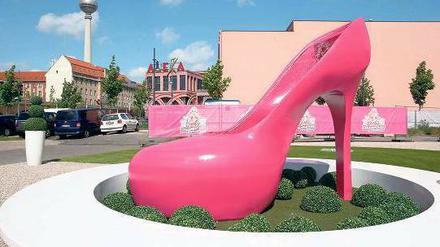 Der Riesen-Stöckelschuh weist den Weg ins Barbiehaus, das am Donnerstag eröffnet. Beinahe ebenso künstlich wirkt das Nikolaiviertel, mit dessen Wiederaufbau Ost-Berlin die Sehnsucht nach einer historischen Altstadt befriedigen wollte.