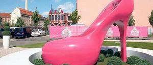 Der Riesen-Stöckelschuh weist den Weg ins Barbiehaus, das am Donnerstag eröffnet. Beinahe ebenso künstlich wirkt das Nikolaiviertel, mit dessen Wiederaufbau Ost-Berlin die Sehnsucht nach einer historischen Altstadt befriedigen wollte.