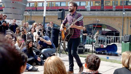 Spontan fanden sich am Dienstag etwa 250 Menschen vor dem Alexa in Berlin ein - um der sanften Stimme von Mike Rosenberg zu lauschen. Besser bekannt ist der Singer-Songwriter, der spontan ein Gratiskonzert gab, unter dem Namen "Passenger".