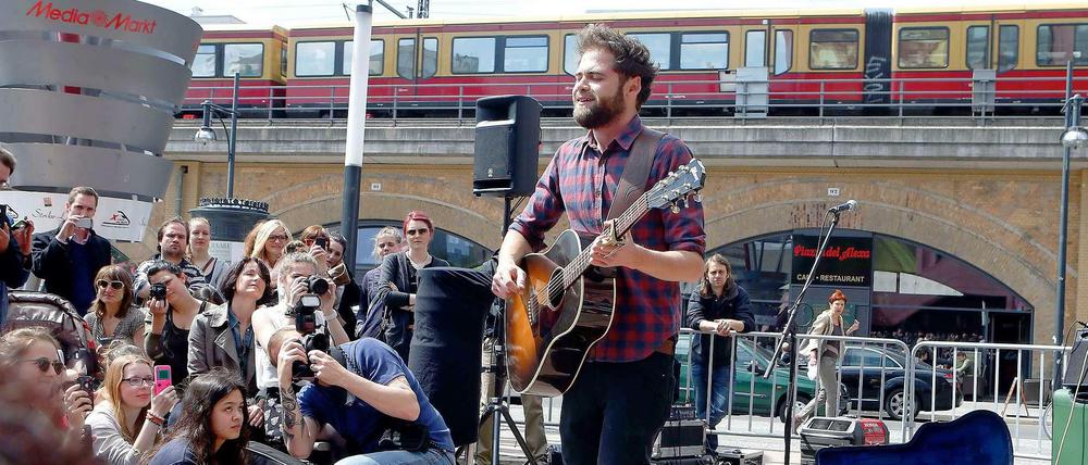Spontan fanden sich am Dienstag etwa 250 Menschen vor dem Alexa in Berlin ein - um der sanften Stimme von Mike Rosenberg zu lauschen. Besser bekannt ist der Singer-Songwriter, der spontan ein Gratiskonzert gab, unter dem Namen "Passenger".