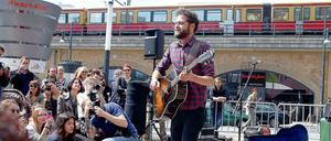Spontan fanden sich am Dienstag etwa 250 Menschen vor dem Alexa in Berlin ein - um der sanften Stimme von Mike Rosenberg zu lauschen. Besser bekannt ist der Singer-Songwriter, der spontan ein Gratiskonzert gab, unter dem Namen "Passenger".