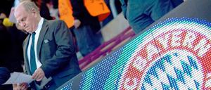 Steuersünder Uli Hoeneß darf beim Rekordmeister Bayern München bleiben - jedenfalls vorerst.