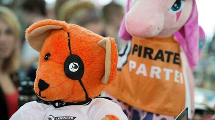 Stofftiere mit Utensilien der Piratenpartei beim Bundesparteitag der Piraten in Neumarkt in der Oberpfalz (Bayern).