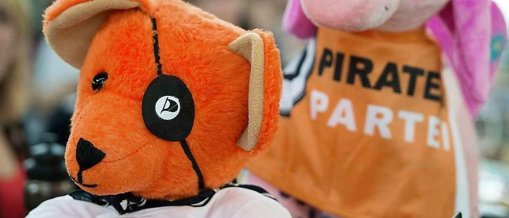 Stofftiere mit Utensilien der Piratenpartei beim Bundesparteitag der Piraten in Neumarkt in der Oberpfalz (Bayern).