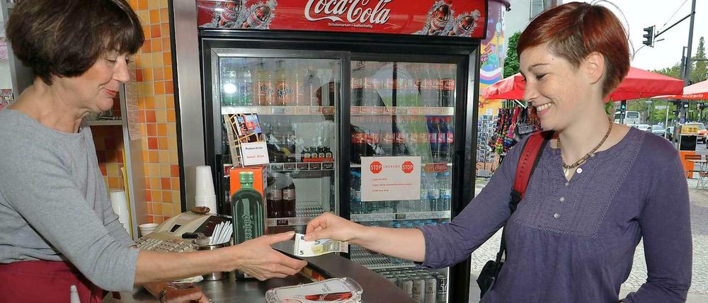 Das klappt ja schon mal gut: Der neue Fünfer geht an der Currywurstbude an der Wilhelmstraße über den Tresen.
