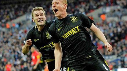 Grenzenloser Jubel: Siegtorschütze Ben Watson (r.) mit Wigan-Teamkollege Callum McManaman.