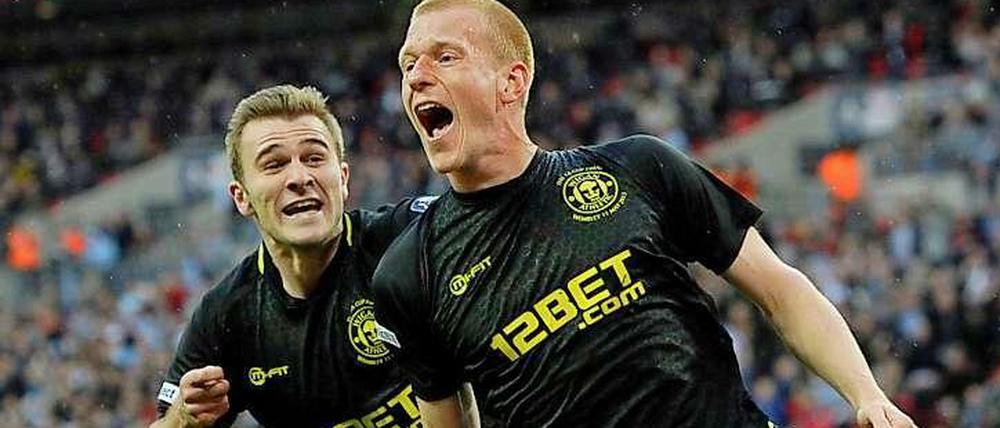 Grenzenloser Jubel: Siegtorschütze Ben Watson (r.) mit Wigan-Teamkollege Callum McManaman.