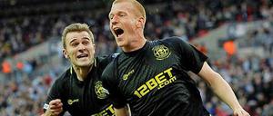 Grenzenloser Jubel: Siegtorschütze Ben Watson (r.) mit Wigan-Teamkollege Callum McManaman.