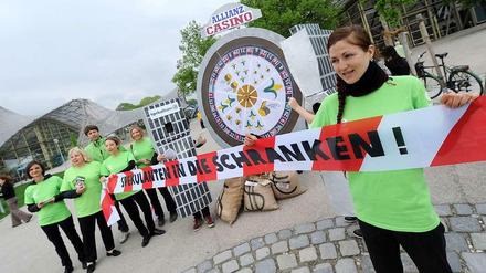 Im Münchener Olympia-Park haben sich Oxfam-Aktivisten postiert, um anlässlich der Allianz-Hauptversammlung gegen Nahrungsmittelspekulation zu demonstrieren.