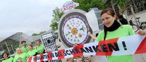 Im Münchener Olympia-Park haben sich Oxfam-Aktivisten postiert, um anlässlich der Allianz-Hauptversammlung gegen Nahrungsmittelspekulation zu demonstrieren.