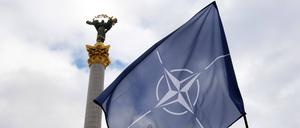 Ukraine Russia Conflict NATO flag flies in front of the Independence monument during a rally to thank foreign states for supplying Ukraine with weapons and their international support at the Independence Square in Kyiv, Ukraine 30 Janury 2022. The US have sent military aid including Javelin anti-tank missiles, and Britain provided Next generation Light Anti-tank Weapon NLAW to Ukraine as Russia border tensions. Kyiv Ukraine PUBLICATIONxNOTxINxFRA Copyright: xSTRx originalFilename: sindeyev-notitle220130_np5KF.jpg 