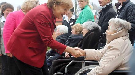 Bundeskanzlerin Angela Merkel Mitte April in einem Seniorenzentrum in Niedersachsen. 