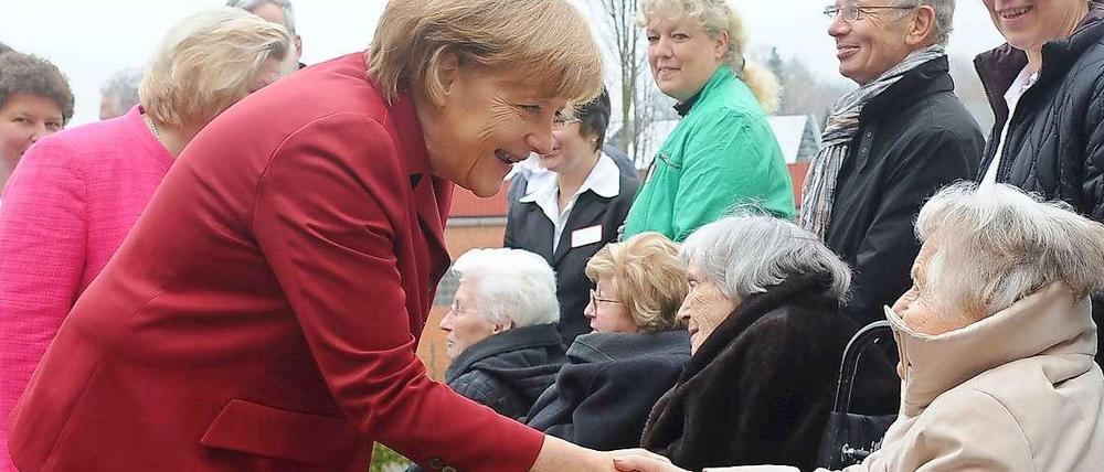 Bundeskanzlerin Angela Merkel Mitte April in einem Seniorenzentrum in Niedersachsen. 