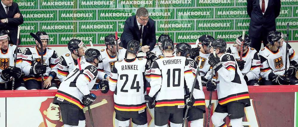 Ansage. Bundestrainer Pat Cortina mit Personal.
