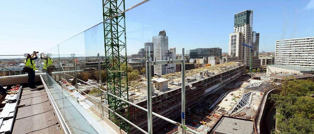 Die Berliner Bezirksverwaltungen sind nicht minder überfordert: Weil fast ein Jahrzehnt lang fast niemand mehr bauen wollte, gibt es kaum noch Planer in den Amtsstuben. Hier: die Baustelle am Bikini-Haus. 