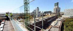 Die Berliner Bezirksverwaltungen sind nicht minder überfordert: Weil fast ein Jahrzehnt lang fast niemand mehr bauen wollte, gibt es kaum noch Planer in den Amtsstuben. Hier: die Baustelle am Bikini-Haus.