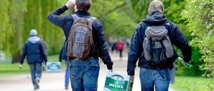 Zwei junge Männer laufen am Vatertag mit einem Bierkasten durchs Grün. So ist es auch besser. Das Auto sollte man an diesem Tag lieber stehen lassen.
