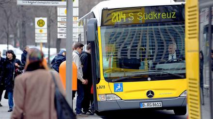 Vorne einsteigen und den Fahrschein vorzeigen - das kostet alles Zeit, die die Busse besser unterwegs wären.