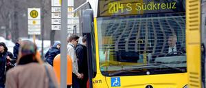 Vorne einsteigen und den Fahrschein vorzeigen - das kostet alles Zeit, die die Busse besser unterwegs wären.