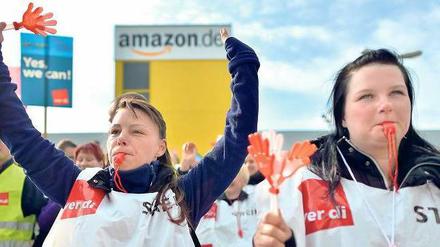 Wut im Bauch. Statt Päckchen zu packen, streikten die Mitarbeiter bei Amazon am Dienstag. Sie wollen mehr Gehalt und bessere Arbeitsbedingungen. 