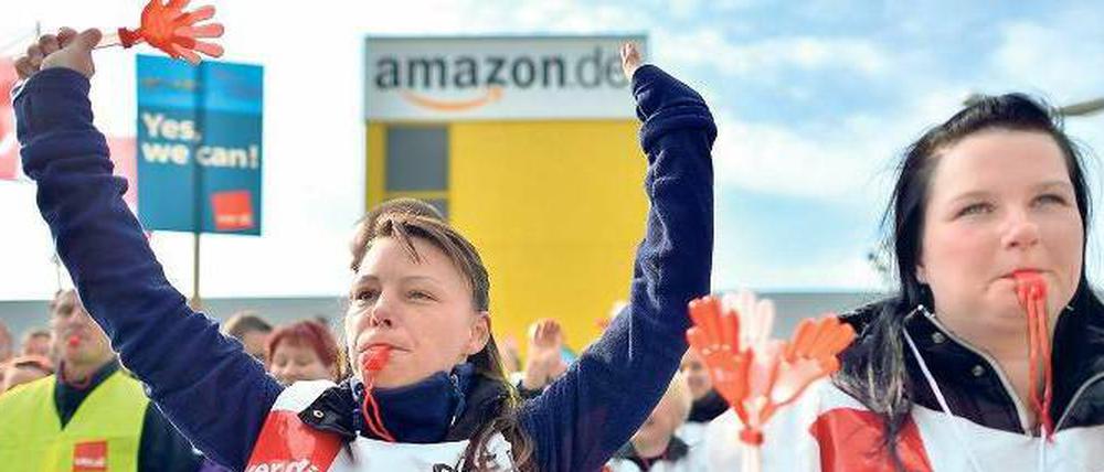 Wut im Bauch. Statt Päckchen zu packen, streikten die Mitarbeiter bei Amazon am Dienstag. Sie wollen mehr Gehalt und bessere Arbeitsbedingungen.