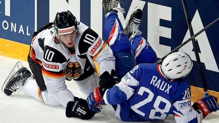 Zwei Tore zum Abschluss. Christian Ehrhoff (li.).
