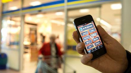 Mit dem Smartphone in den Supermarkt. Die App bei Edeka wird um eine Bezahlfunktion erweitert.