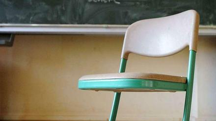 Bald könnte der Platz vor der Tafel in Berlin noch öfter frei bleiben. Wegen eines zusätzlichen freien Tages für Lehrer könnte es bald 150.000 Vertretungsstunden mehr geben.