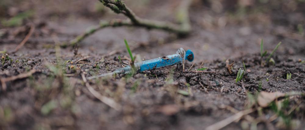Wo Drogen konsumiert werden, bleiben Spritzen liegen. Wie hier im Neuköllner Anita-Berber-Park.