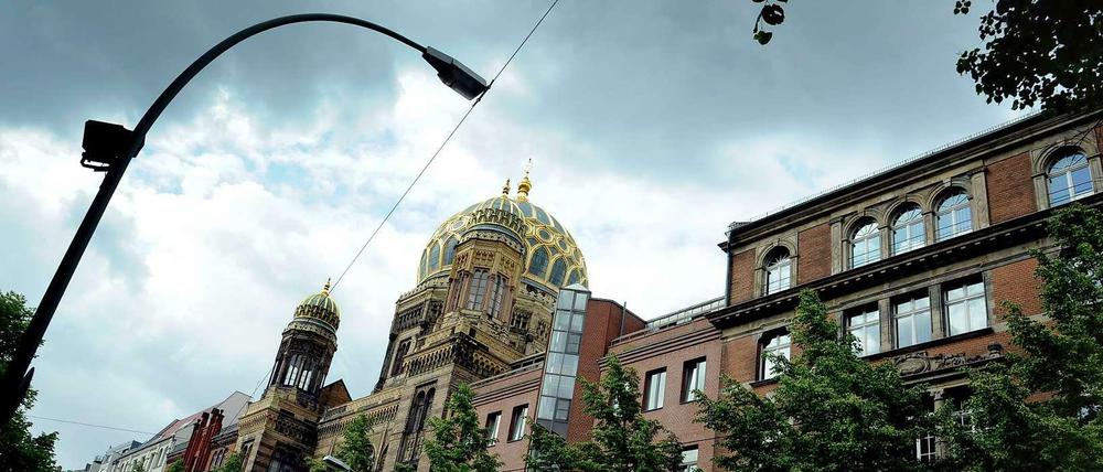 Unter goldenem Dach. Die Synagoge in der Oranienburger Straße ist das Heim der Jüdischen Gemeinde zu Berlin – derzeit aber kein friedliches.