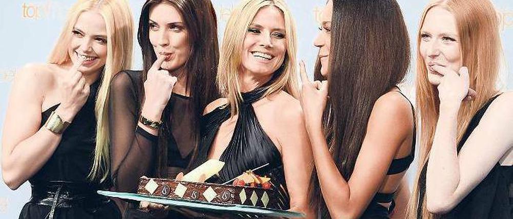 Süß. Heidi Klum (Mitte) teilt sich ihre Geburtstagstorte mit ihren Finalistinnen Sabrina, Luise, Lovelyn und Maike (von links). Foto: dpa