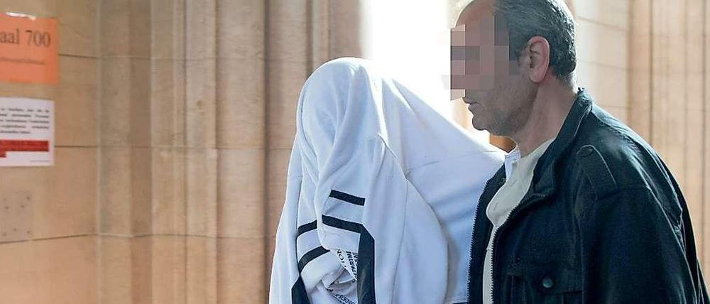 Im Dunkeln: Im Prozess um die tödliche Prügelattacke am Alexanderplatz bleibt vieles nicht sichtbar.