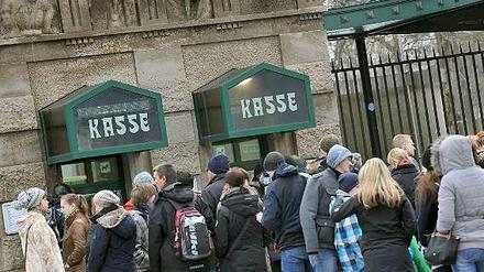 Auch die Angestellten an der Kasse des Zoos treten am Sonntag für zwei Stunden in den Streik.