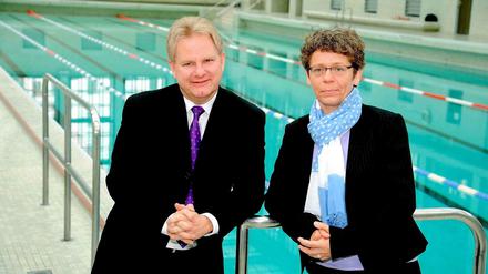 Ole Bestedt Hensing und Annette Siering am Schwimmbecken