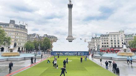Auf dem Trafalgar, dem größten öffentlichen Platz in London, ist ein kleines Kunstrasenspielfeld aufgebaut.