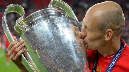 Arjen Robben küsst den Champions-League-Pokal.