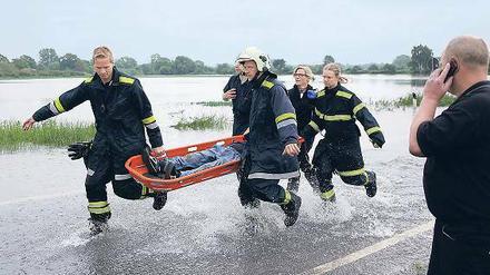 Rettungskräfte der Feuerwehr sind seit Tagen im Großeinsatz. Foto: dpa