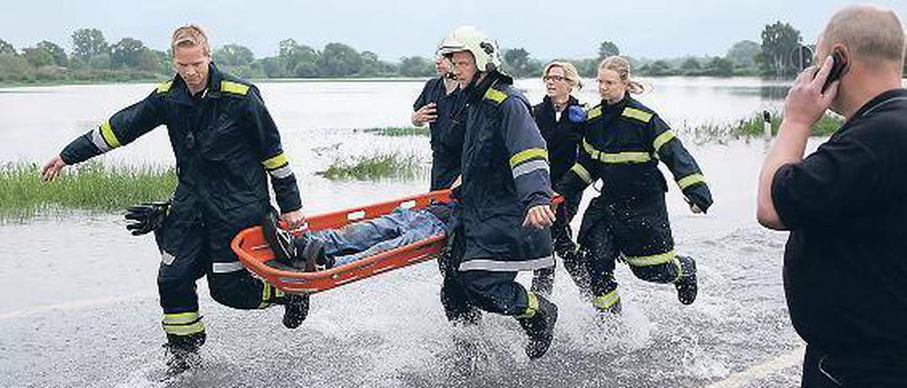 Rettungskräfte der Feuerwehr sind seit Tagen im Großeinsatz. Foto: dpa