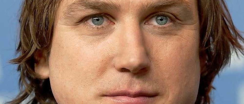 Lars Eidinger, Schauspieler: "Wenn das Hotel Bogota schließt, stirbt wieder ein Teil Berlin, den man nicht wieder reanimieren kann. Man kann ihn nur ersetzen durch einen Schildbürgerstreich wie beispielsweise den Potsdamer Platz, der nicht für Menschen gemacht ist, sondern für den Profit. Das Hotel Bogota hat Persönlichkeit und einen sehr eigenen Charakter durch seine lange Geschichte und durch die Familie, die es betreibt. Aber die Menschen wollen es anonym und austauschbar. Die Schließung des Hotels Bogota wäre eine Tragödie für Berlin."