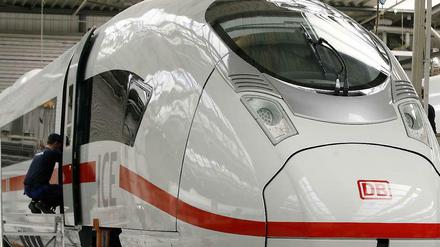 Bei der Deutschen Bahn droht ein Stellenabbau in einer Größenordnung von mehreren hundert Beschäftigen - schuld daran: Der Plan der Bundesregierung, neue Regeln für die Instandhaltung des Schienennetzes einzuführen.