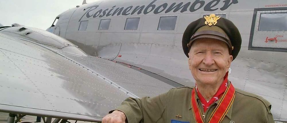 Gail S. Halvorsen, hier bei einem Veteranentreffen, hat immer noch eine gültige Fluglizenz.