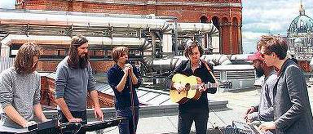 Viel schöner als der Eiffelturm: Die französische Band Phoenix nimmt auf dem Dach des Roten Rathauses ein Akustik-Set auf.