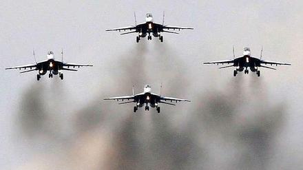Russische Kampfjets beim Formationsflug. Nach eigenen Angaben liefert Moskau mindestens zehn Kampfflugzeuge Typ Mig-29MM2 an Syrien. 